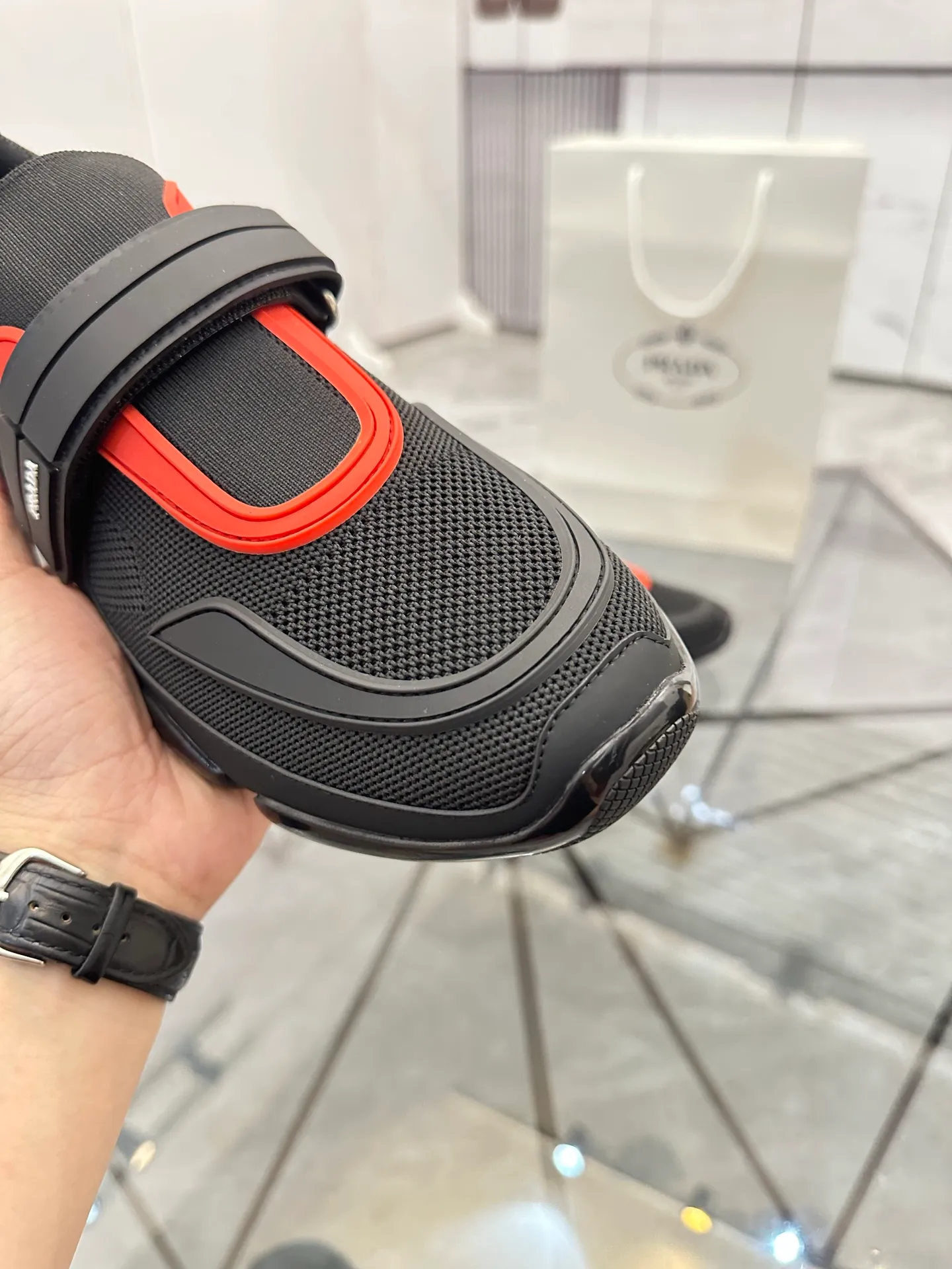 Men's shoes: 💰P520¥ High-end top quality Product trademark: Prada *"Prada*" low-top casual shoes Regular size: 38-45 (can be customized to 46) One size larger Product materials: imported breathable fly weave upper, professional glue-making process, breathable lining, cowhide foot pads, original outsole. No.: 001